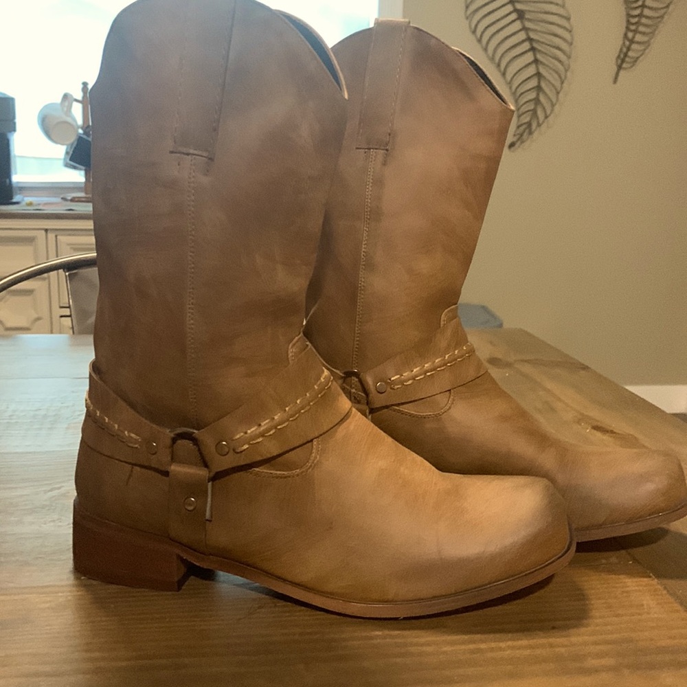 Tan western style boots. Size 40 (fits 8.5-9)